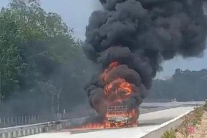Suzuki Carry ludes dipenuhi asap hitam usai terbakar di Tol Baleno. Dua orang tak selamat