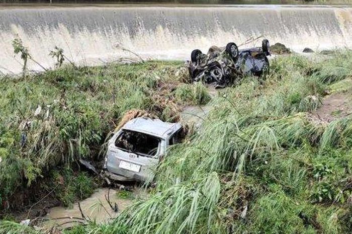 Dua mobil terkapar di dasar sungai Cipager usai digulung banjir efek tanggul jebol