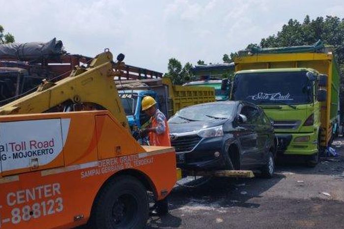 Toyota Avanza pemudik asal Wonogiri jungkir balik di Tol Jombang-Mojokerto. Begini awal kronologinya