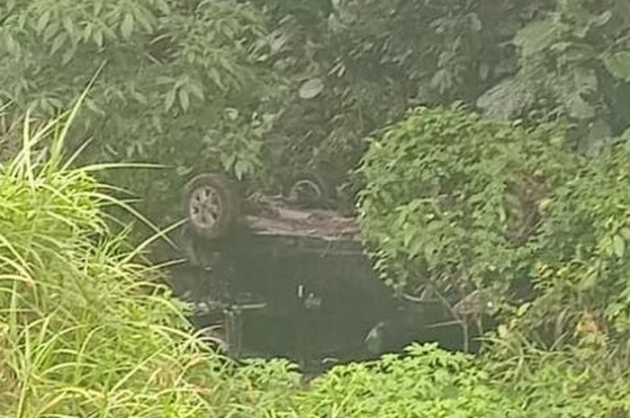 Toyota Avanza kayang di semak-semak dasar jurang. Begini kondisi 6 orang di kabinnya