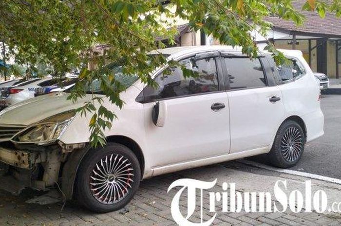 Nissan Grand Livina yang diamankan polisi usai terlibat tabrak lari di Sukoharjo dan Solo