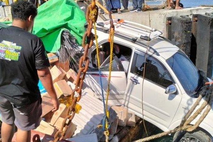 Toyota Rush ringsek usai terdorong si bongsor hingga nyaris nemplung laut