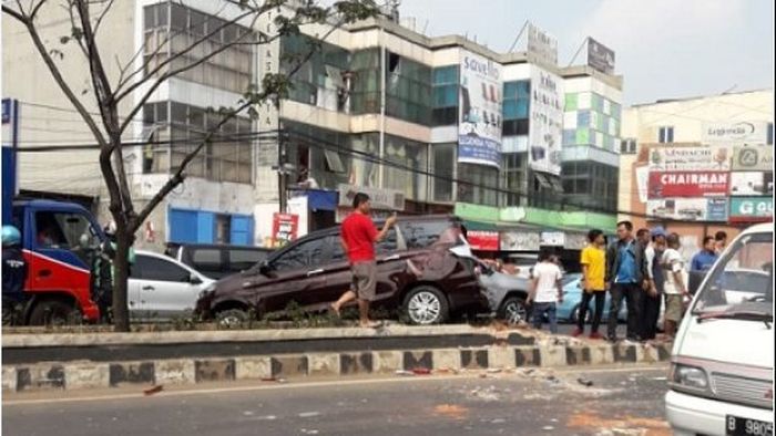 Kendaraan yang menjadi korban tabrakan beruntun akibat rem blong Bus Dedy Jaya di Jalan Raya Serpong, Serpong Utara, Tangerang Selatan, Rabu (17/10/2018). (ISTIMEWA)