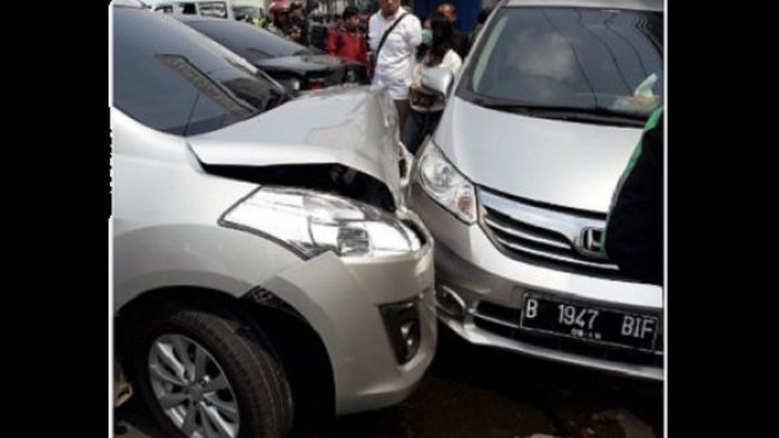 Kendaraan yang menjadi korban tabrakan beruntun akibat rem blong Bus Dedy Jaya di Jalan Raya Serpong, Serpong Utara, Tangerang Selatan, Rabu (17/10/2018). (ISTIMEWA)