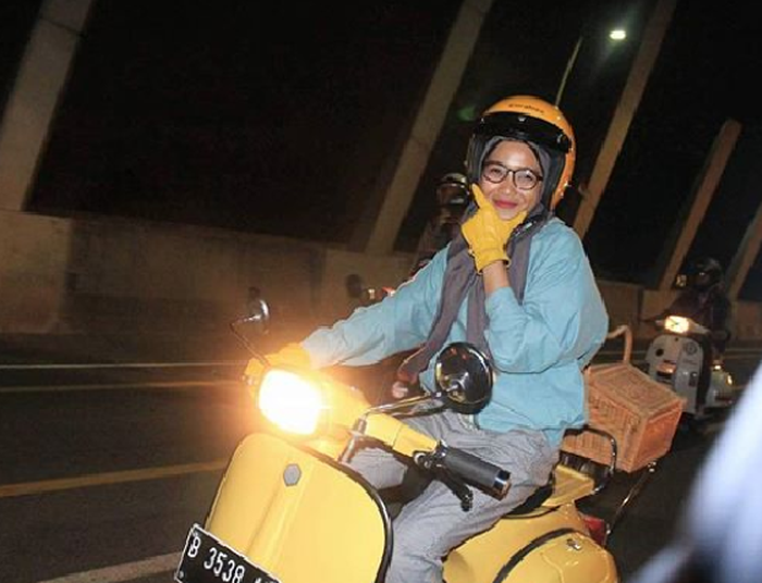 Wawa, lady biker saat riding dengan Vespa Super 1977