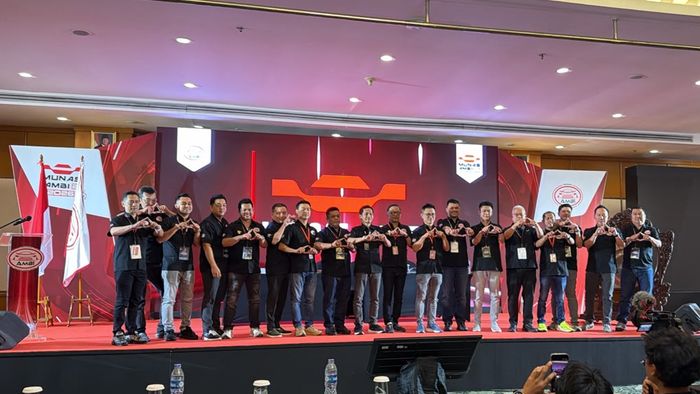 Asosiasi Mobil Bekas Indonesia (AMBI) adalah organisasi resmi yang berdedikasi untuk memajukan dan menertibkan industri mobil bekas di seluruh Indonesia. Berawal dari visi untuk menciptakan ekosistem bisnis yang lebih terintegrasi dan terpercaya, AMBI secara resmi didirikan pada 23 Mei 2024.