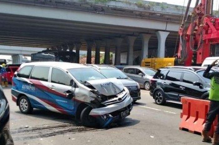 Toyota Avanza milik KOMPAS TV ringsek terlibat kecelakaan beruntun di tol Jakarta-Cikampek