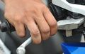 Terungkap Ini Penyebab Tuas Rem Motor Berkedut Saat Ditekan