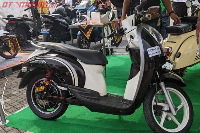 penampakan Honda Scoopy hasil konversi bengkel SR Electric di EV Fun Day 2022 di Plaza Timur Gelora Bung karno..