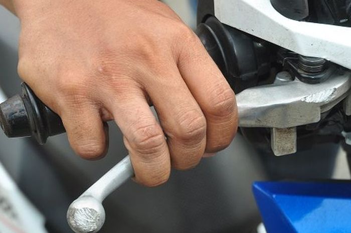 Tuas rem motor matic mendadak empuk, ini penyebab