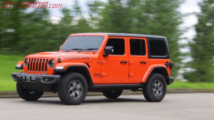 Jeep Wrangler JL Unlimited Rubicon 2021 saat dites di jalan raya