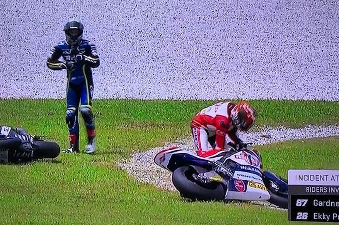 Dimas Ekky crash bersama Remy Gardner di Moto2 di Malaysia 2017