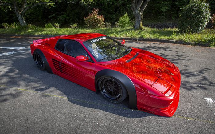 Aplikasi over fender Libery Walk bikin Ferrari Testarossa lebih gambot
