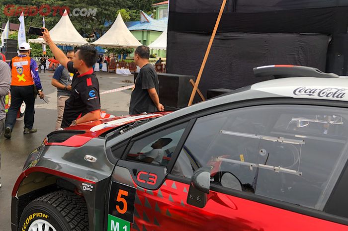 Kapan lagi bisa punya kesempatan untuk selfie di depan mobil reli kelas dunia, Citroen C3 R5