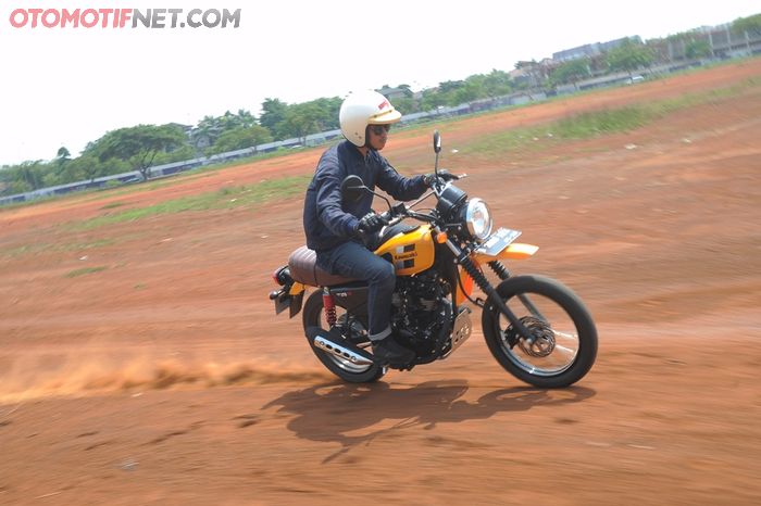 Test Ride Kawasaki W175TR