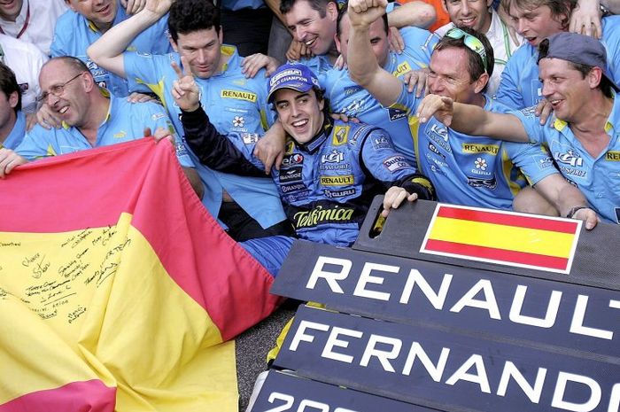 Fernando Alonso saat meraih juara dunia 2006 bersama Renault. Musim 2021, dirinya akan kembali balap untuk Renault