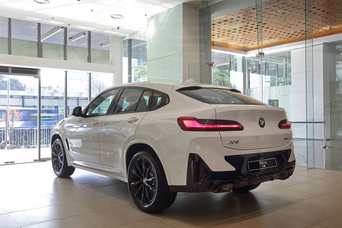 New BMW X4 xDrive30i M Sport tampak belakang