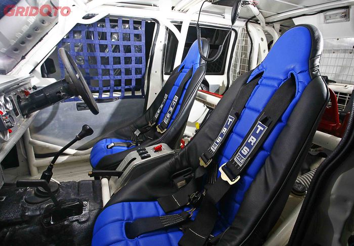 Jok Summit yang dibungkus cover, dipasangkan dengan safety belt TRS 4 titik pada Jeep Cherokee ini. 