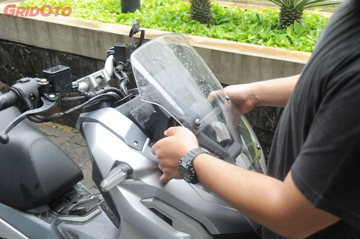 Slider windshield Honda ADV 150 seret pascaturing karena kotor