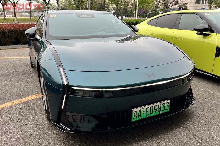 Menjajal teknologi VLA 2.0 pada Xpeng P7 di jalanan kota Beijing, Cina.