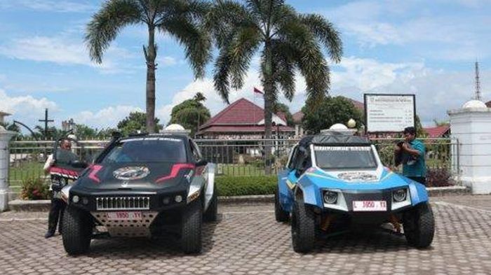  Mobil listrik Blits (kanan) dan mobil hybrid Kasuari.