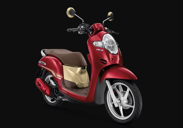 Warna paduan merah dan emas Scoopy versi Kamboja