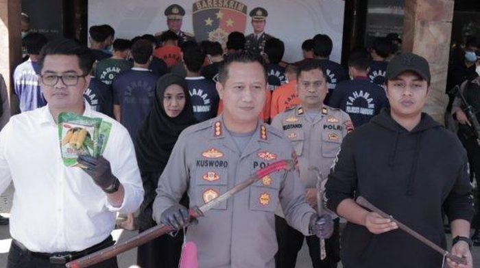 Kapolresta Bandung Kombes Pol Kusworo Wibowo memperlihatkan senjata yang digunakan oleh pelaku kejahatan, Selasa (7/6/2022). 