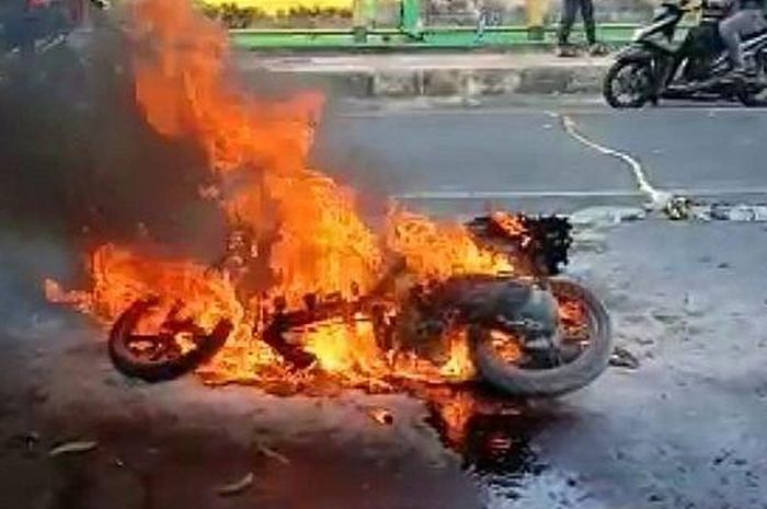Ilustrasi motor terbakar, ada beberapa hal yang bisa menyebabkan motor terbakar