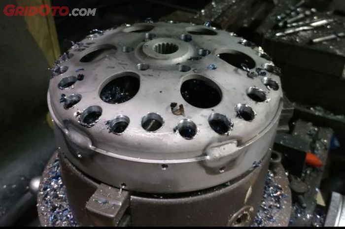 Melubangi mangkok kampas ganda motor matic 
