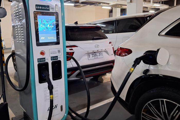Alat charging mobil listrik milik Voltron, yang ada di Mall Living World Alam Sutera