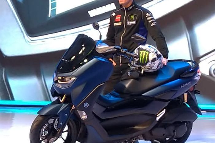 Maverick Vinales (kanan) hadir dalam peluncuran All New Yamaha NMAX. 