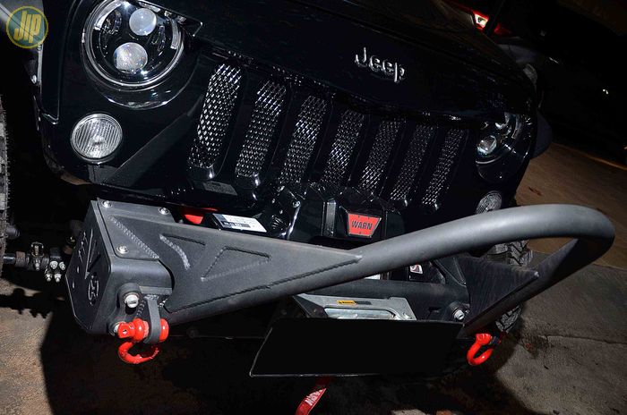Bumper depan custom yang terpasang di Jeep JK Wrangler ini juga dipasangi winch Warn 9.5 CTI. 
