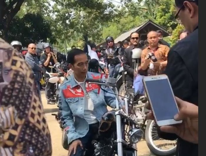 Presiden Jokowi menjajal motor hitam