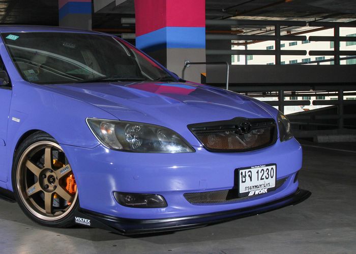 Tampilan depan modifikasi Toyota Camry lama adopsi gaya street racing