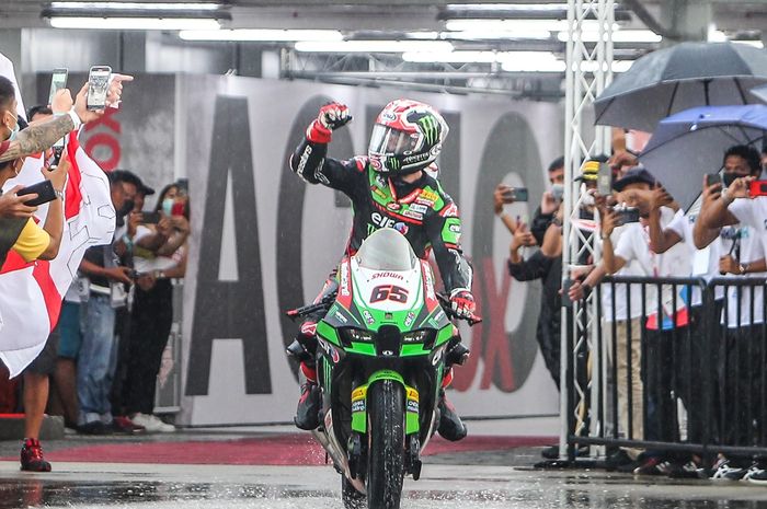 Jonathan Rea memasuki area parc ferme setelah memenangkan Race 2 WorldSBK Indonesia di kondisi basah.