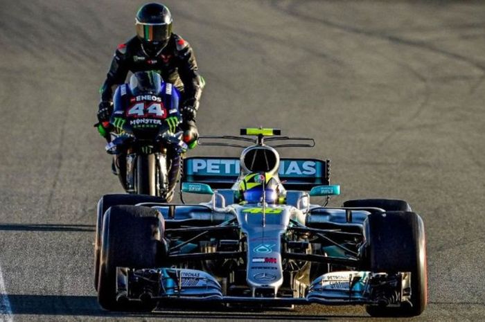 Valentino Rossi dan Lewis Hamilton bertukar kendaraan balap
