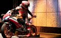Tak Pakai Kuas, Marc Marquez Melukis Abstrak Pakai Motor Honda CBR1000RR