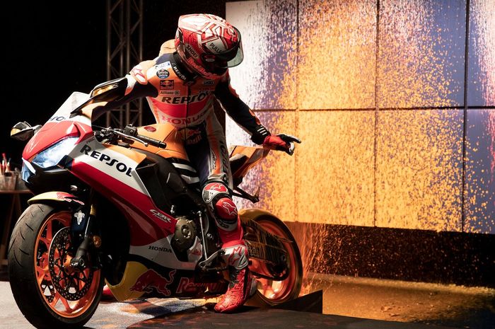 Tidak pakai kuas, Marc Marquez melukis abstrak menggunakan motor Honda CBR1000RR berikut videonya    