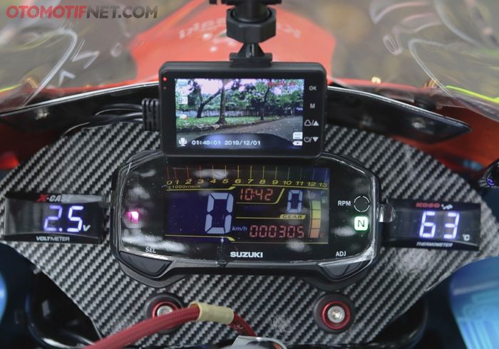 Di kokpit Ninja 150 RR ini, terpasang monitor tepat di atas spidometer GSX-R150