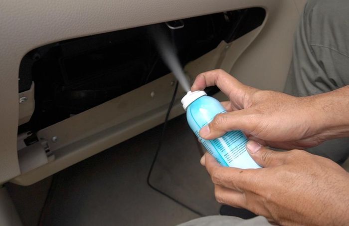 Agar terisap otpimal ke dalam saluran AC, arahkan ke boks filter kabin sembari setelan suhu dan fan AC diposisikan paling full