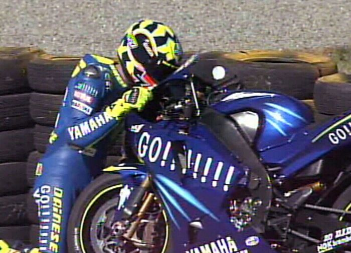 Valentino Rossi mencium motor YZR-M1 pada balapan perdananya bersama Yamaha