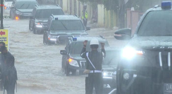 Semua mobil iring-iringan kepresidenan turut melewati banjir