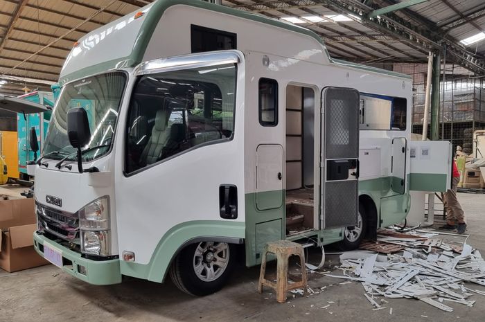 Kabin Isuzu ELF NLR 55 campervan buatan Delima Mandiri tengah dirombak ulang