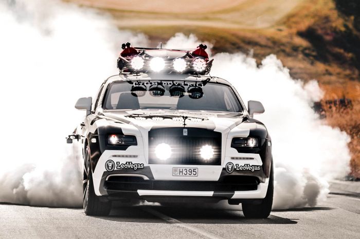 Rolls-Royce Wraith milik Jon Olsson saat burn out