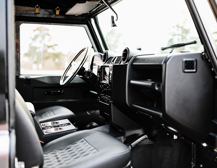 Tampilan kabin restomod Land Rover Defender 90 dibuat jauh lebih modern