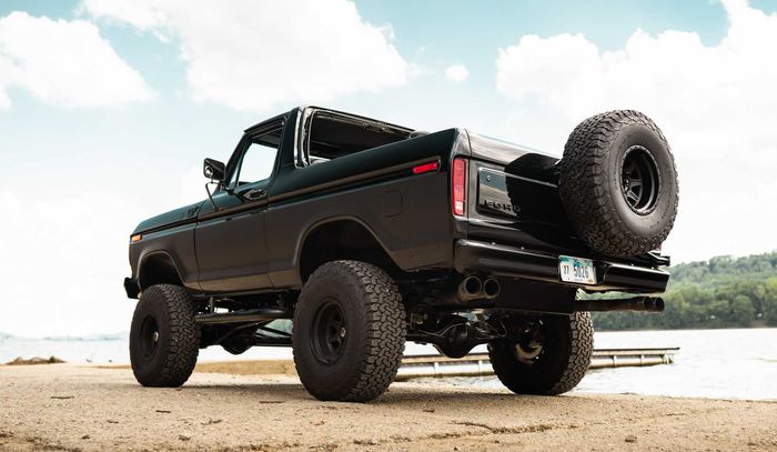 Ford Bronco juga diubah tampak lebih jangkung