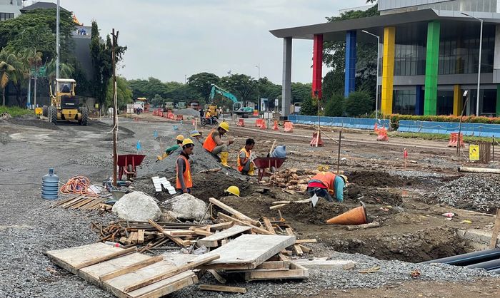 Para pekerja dikejar waktu untuk menyelesaikan sirkuit Formula E Jakarta 2022 di kawasan Taman impian jaya Ancol yang diperkirakan selesai pada bulan April