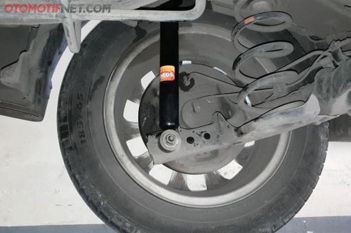 Sokbreker belakang tipe gas aftermarket saat diuji di Suzuki Ertiga GX 2013