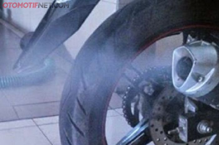 Penyebab mesin motor 4-tak ngebul.