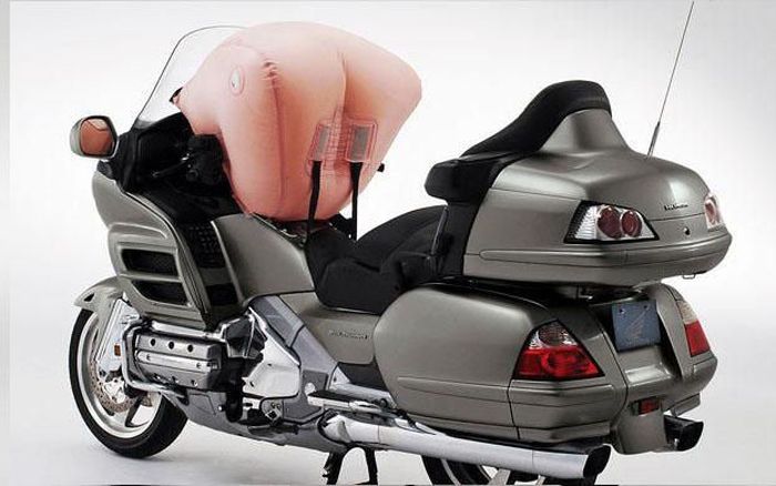 Tahun 2007 Gold Wing mendapat penambahan fitur Airbag Takata 